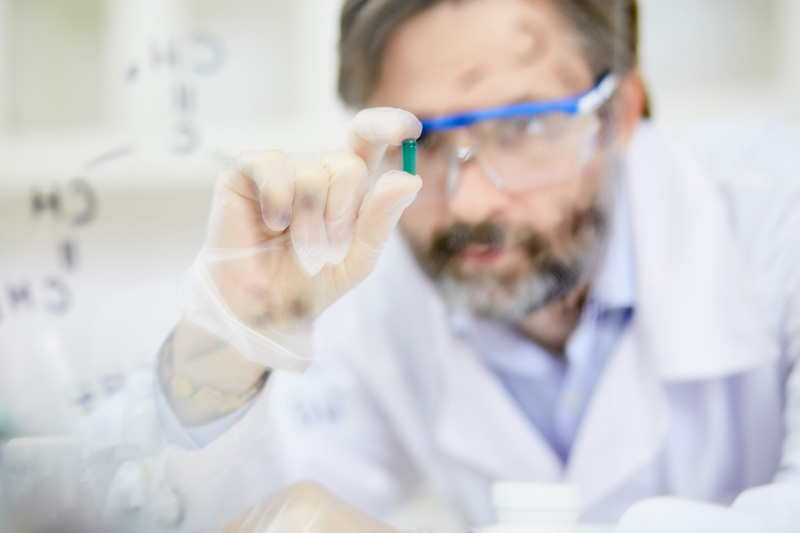 medicacion-enfermedades-raras investigador con medicación para enfermedades raras